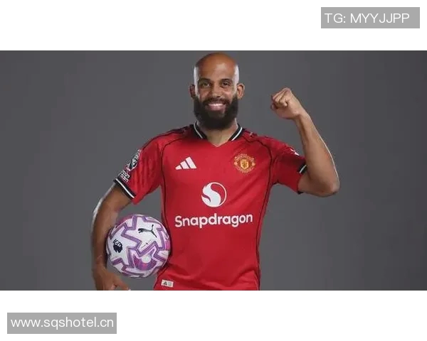 姆伯莫终于领奖英超10月最佳球员奖杯落入手中